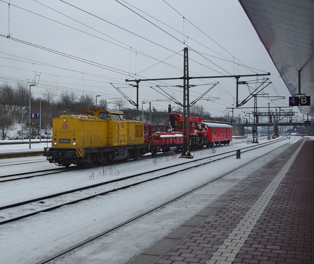 203 302-5 der DB Netz mit einem Schienenkran in Fahrtrichtung Kassel Rbf. Aufgenommen am 06.01.2011 in Kassel Wilhelmshhe.