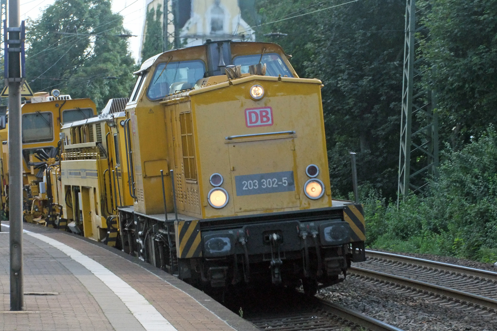 203 302-5 mit Gleibauzug bei der Durchfahrt in Recklinghausen 21.8.2010