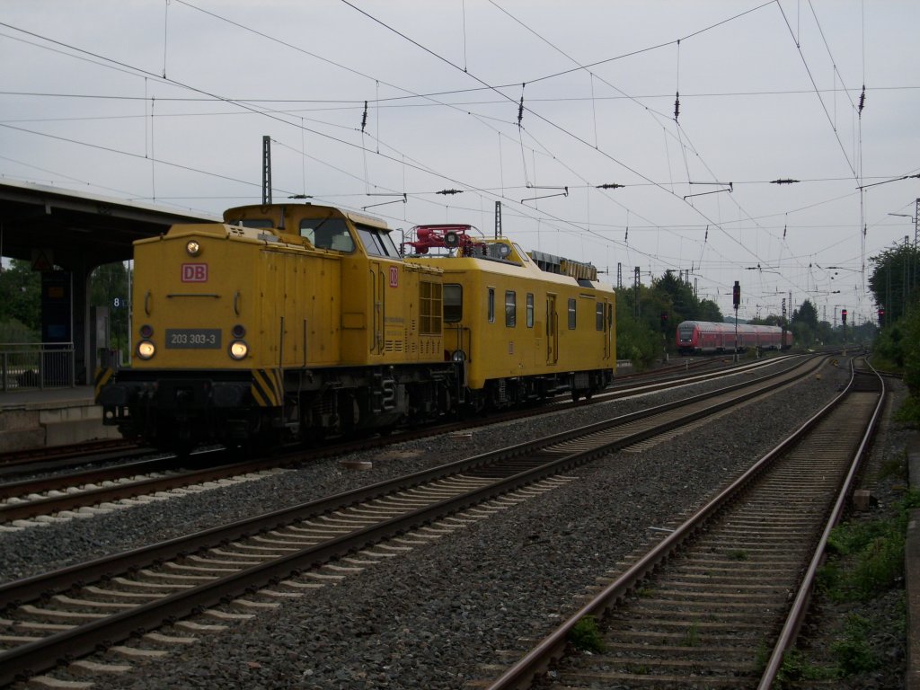 203 303-3 + Oberleitungsrevisionstriebwagen und im Hintergrund hat der RE6 nach Dsseldorf einfahrt in den Neubeckumer Bahnhof. Dieses Bild habe ich am 12.09.2010 um 10:09 Uhr 