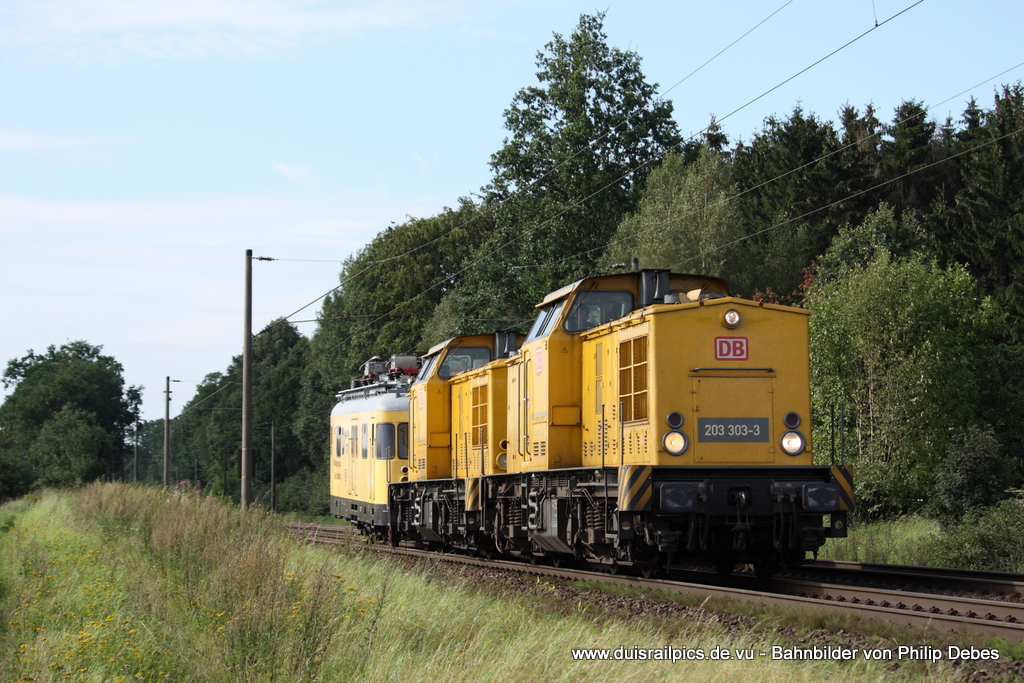 203 303-3 und 203 307-4 (DB Netz Instandhaltung) schleppen am 20. August 2011 um 16:46 Uhr einen Oberleitungsmesswagen durch Reindorf