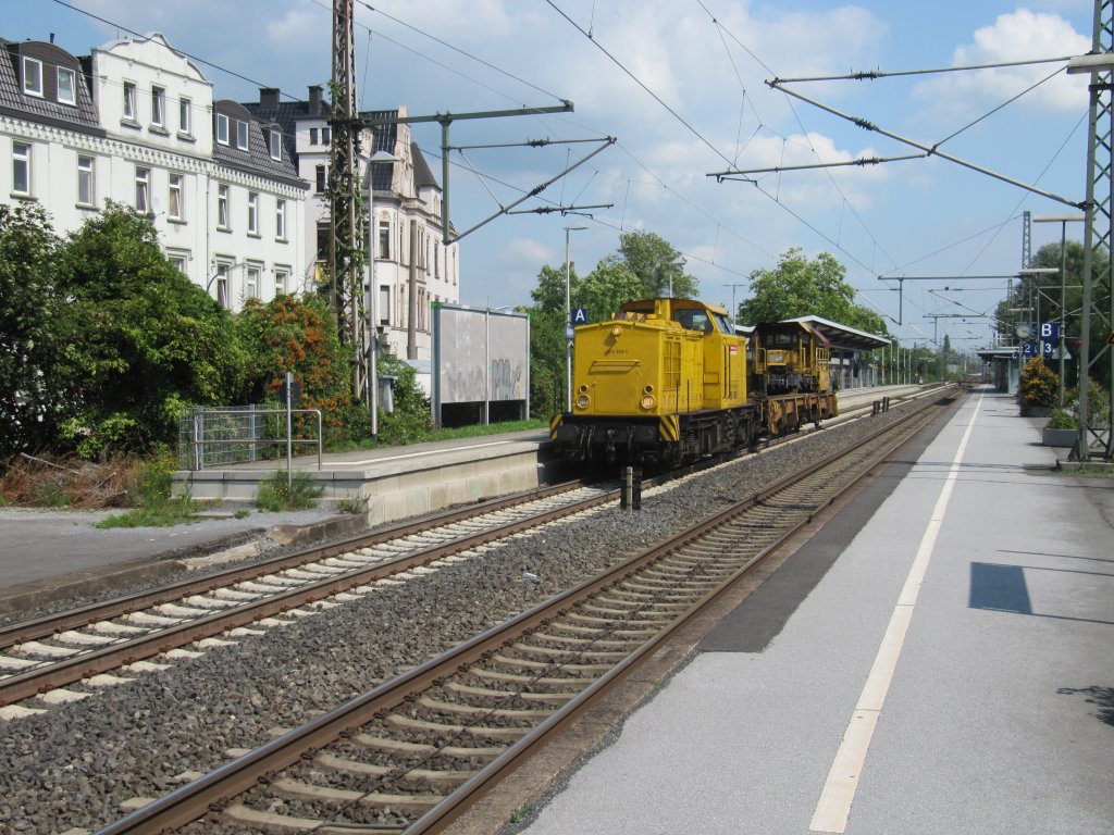 203 304-1 mit Baugert am 15.08.2011 in Lippstadt auf dem Weg in Richtung Soest.