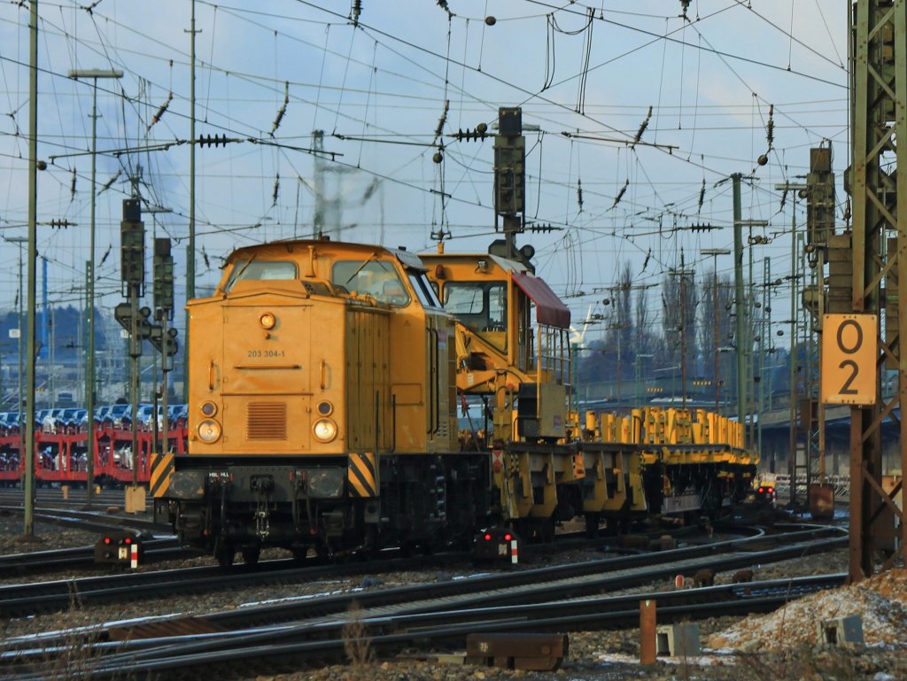 203 304-1 verlt am 11.12.2012 mit einem leeren Langschienenzug Aachen West Richtung Kln.