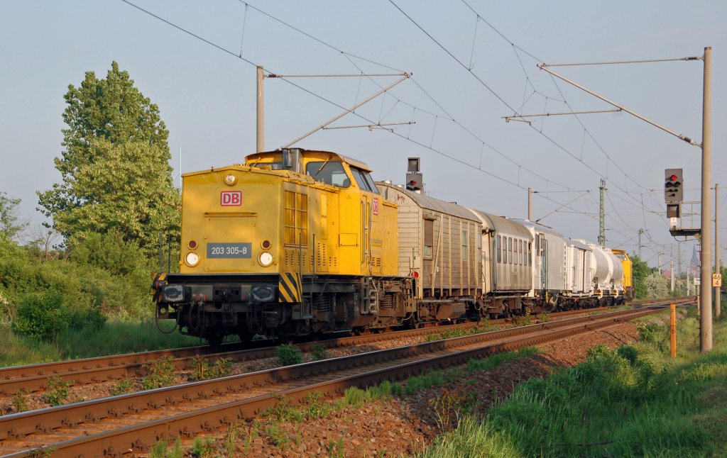 203 305 fuhr mit einem Spritzzug am 11.05.11 durch Bitterfeld Richtung Dessau. 