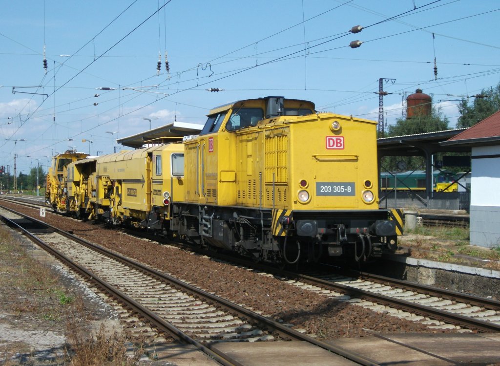 203 305 steht am 22.August 2012 mit einem Bauzug in Grokorbetha in Fahrtrichtung Weienfels.