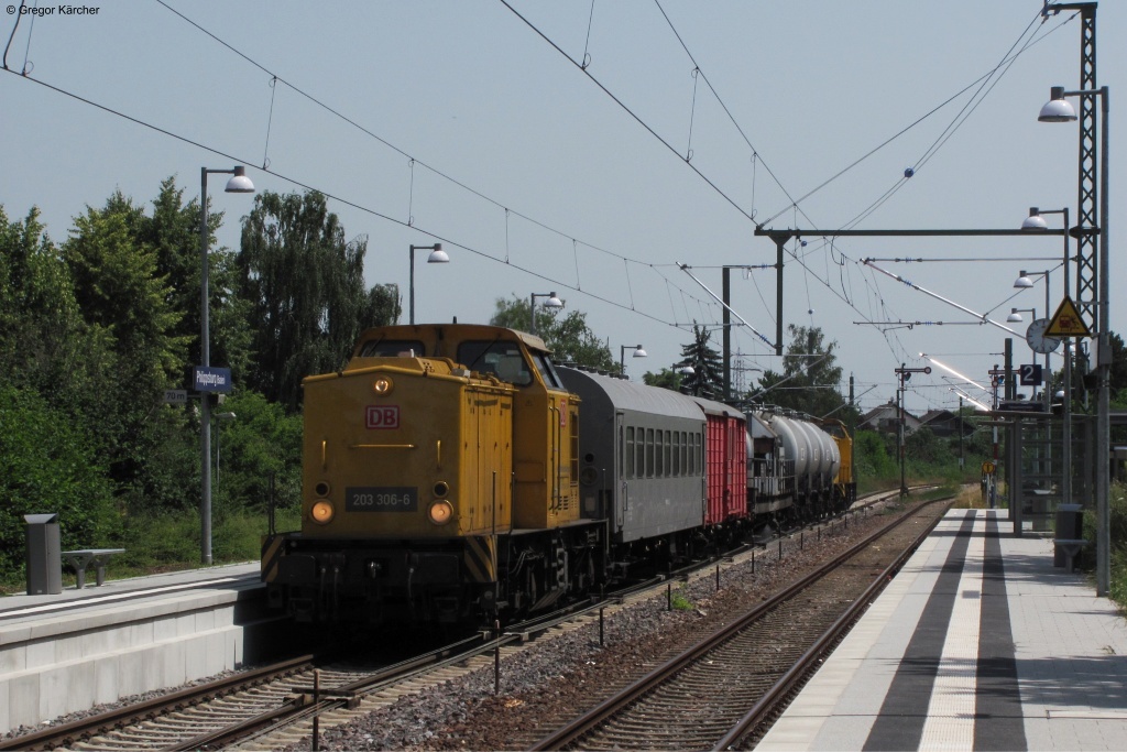 203 306-6 und 203 302-5 (am Zugende) mit einem Spritzzug bei der Durchfahrt im Bahnhof Philippsburg. Aufgenommen am 30.06.2012.