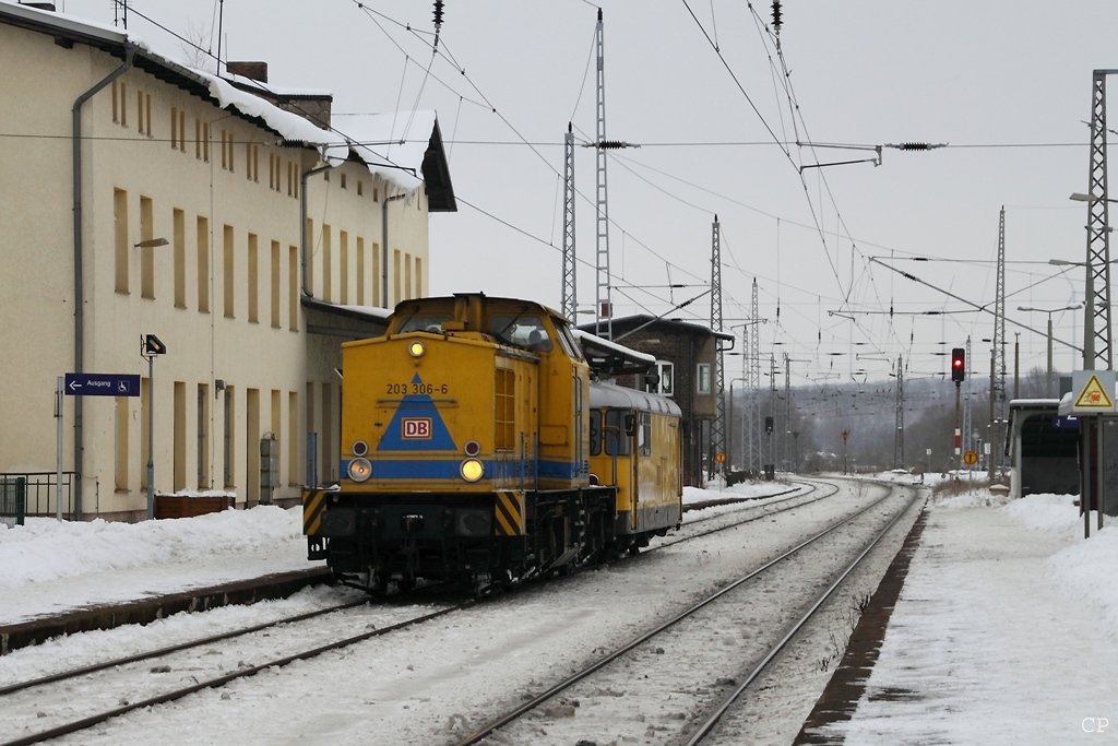 203 306-6 von DB Netz durchfhrt mit einem VT 98 am Haken Rblingen am See. (16.1.2010)