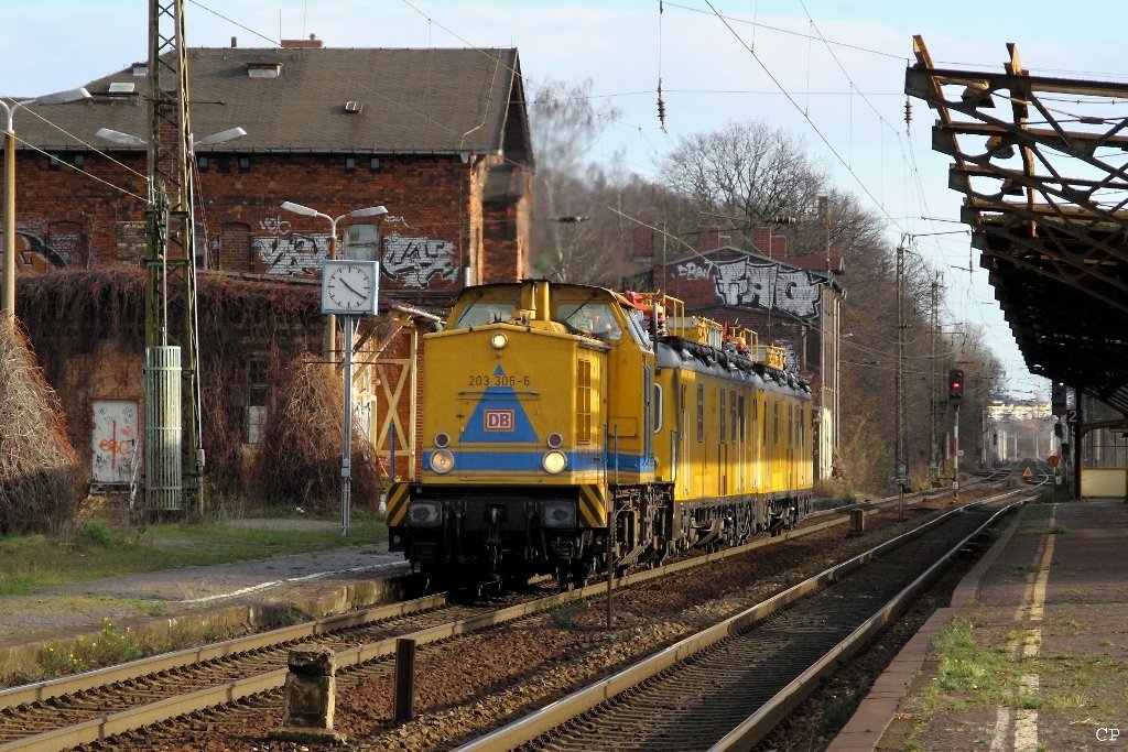 203 306-6 von DB Netz ist mit zwei Triebwagen der BR 704 unterwegs durch Leipzig-Leutzsch. (28.11.2009)