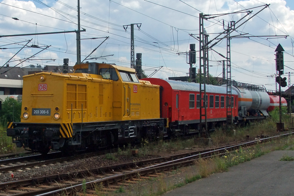 203 306-6 mit Ausbildungszug fr Gefahrgutstofftransporte in Lehrte 31.7.2010