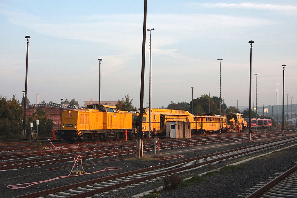 203 306 steht am Morgen des 05.10.2010 mit einer berfhrung von Baumaschinen im Geraer Hbf in der Abstellanlage.