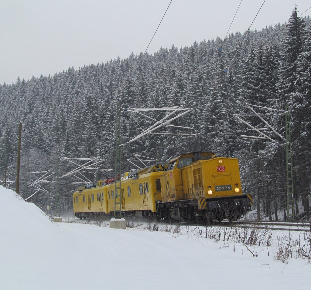203 307-4 ist am 28. Januar 2012 mit zwei Turmtriebwagen der Baureihe 708 im Frankenwald bei Frtschendorf unterwegs.