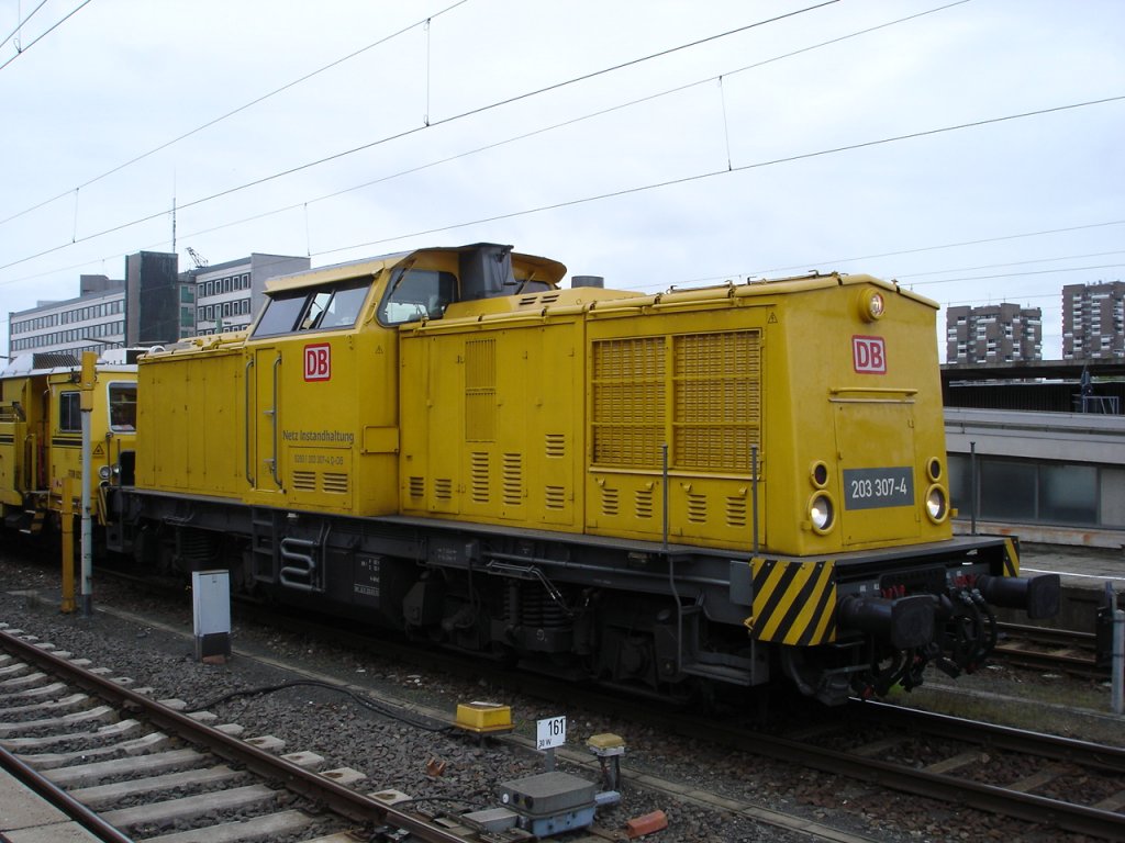203 307-4 im Bahnhof von Braunschweig am 25.09.2010 mit einer Stopfmaschine und einem SSP 2000 von der DB Netz Instandhaltung