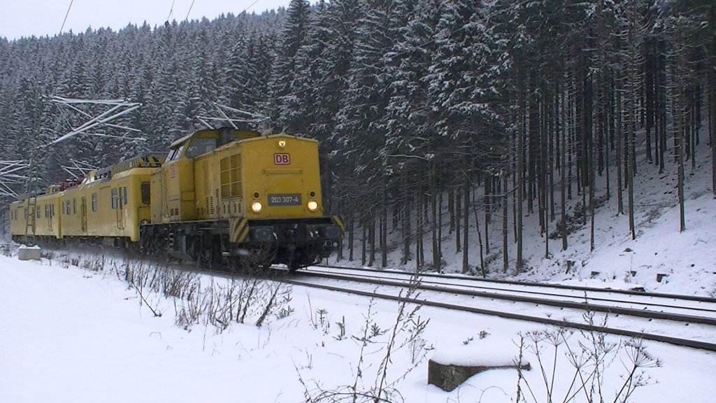 203 307-4 der DB und zwei BR 708 sind am 28.01.2012 auf der Frankenwaldbahn kurz vor Frtschendorf Richtung Kronach unterwegs.