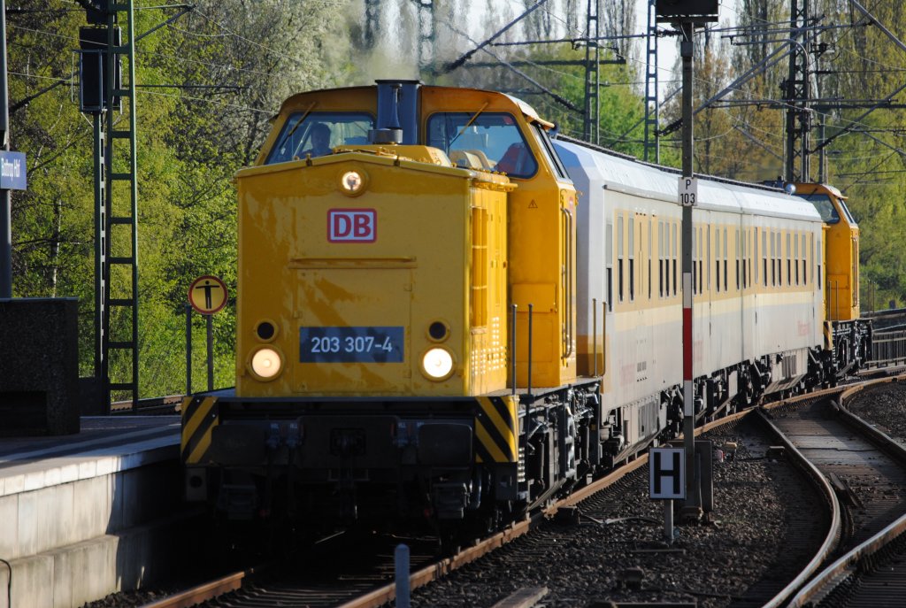 203 307-4 mit Schienenprfzug am 22.04.2010 in Bottrop Hauptbahnhof; Am Ende des Zuges war 203 301-7.