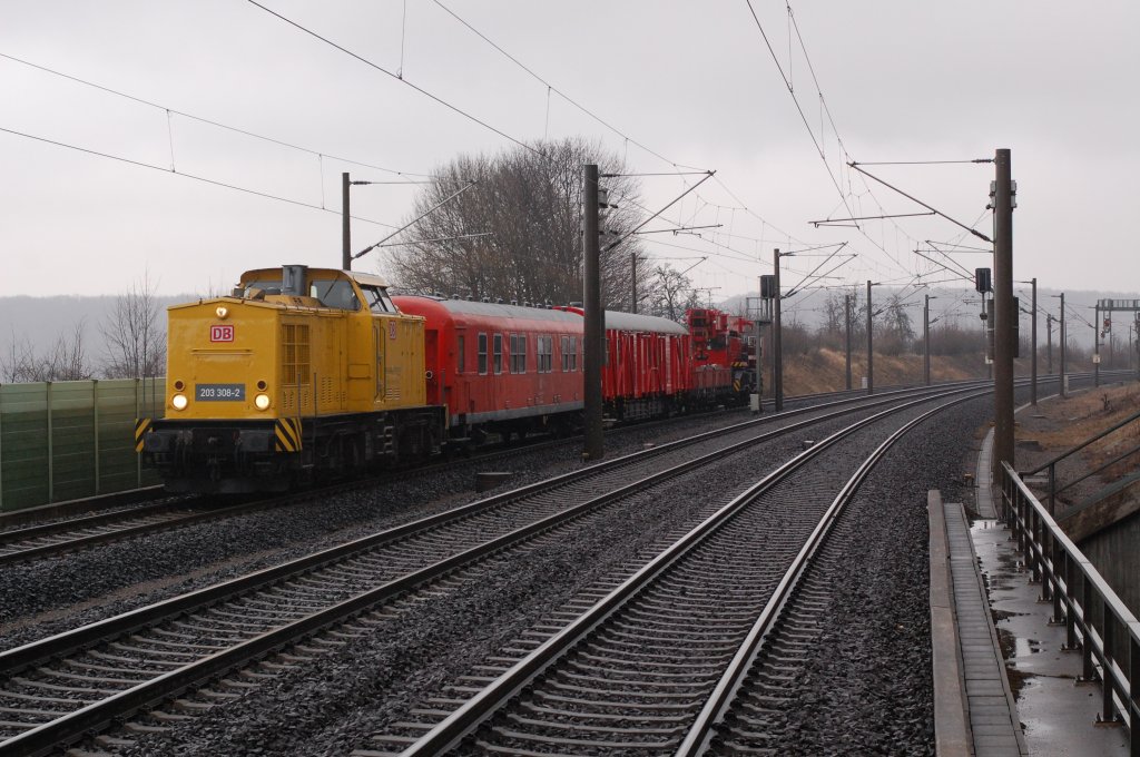 203 308-2 mit einem Krupp DB Notfalltechnik-Kran, hier beim Passieren des Bahnhofes Willebadessen, auf der Fahrt von Meiningen nach Wanne-Eickel, 17.02.2012.