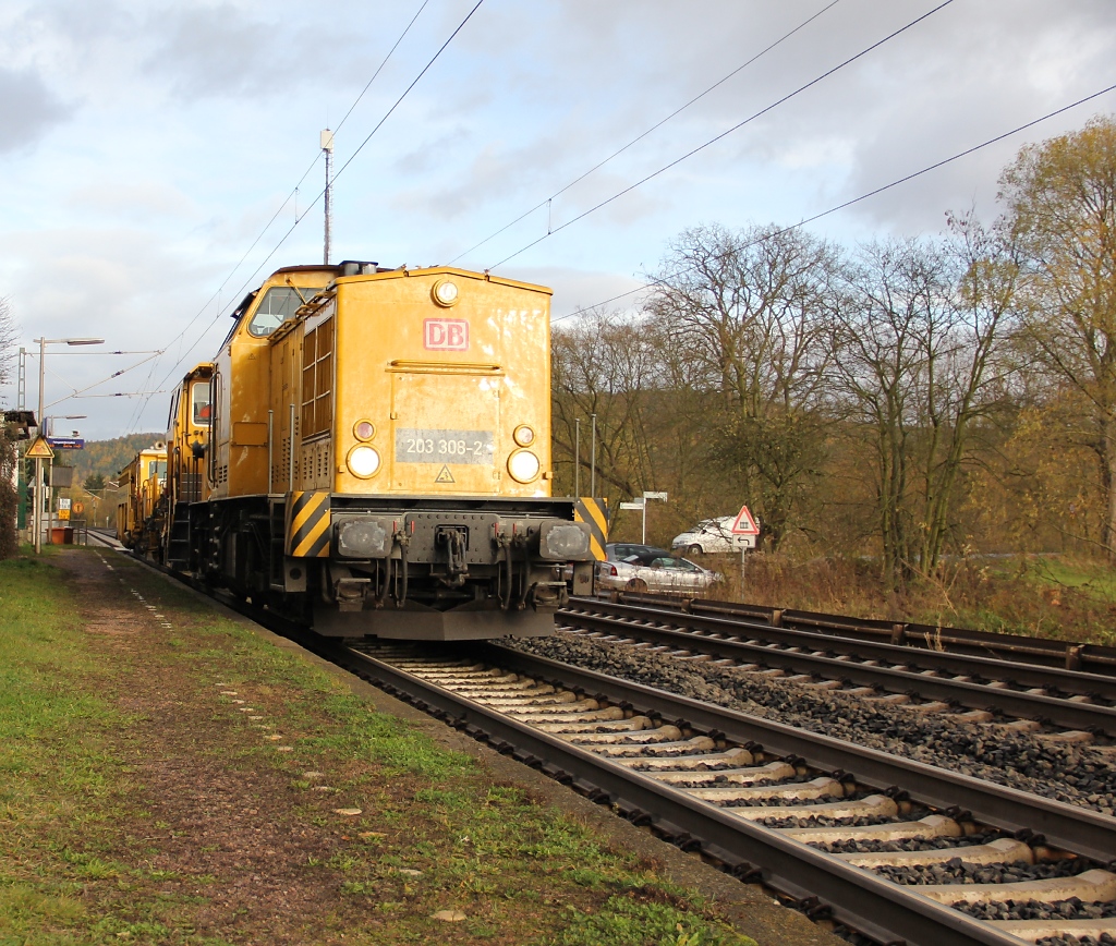 203 308-2 mit zwei Baufahrzeugen in Fahrtrichtung Sden. Aufgenommen am 05.11.2012 in Ludwigsau-Friedlos.