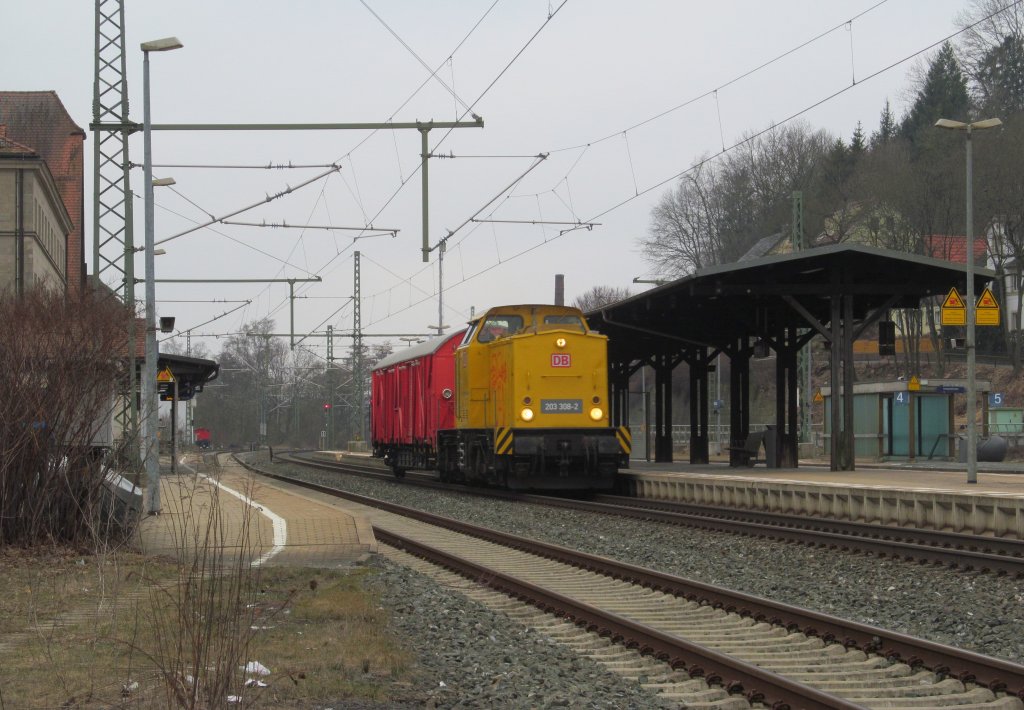 203 308-2 zieht am 04. April 2013 einen Hilfszugwagen durch Kronach in Richtung Saalfeld.