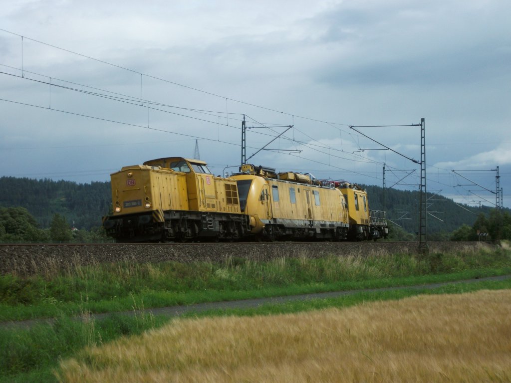 203 308 ist am 02.Juli 2011 mit 711 119 und einem 703er bei Halach Richtung Saalfeld/S unterwegs.