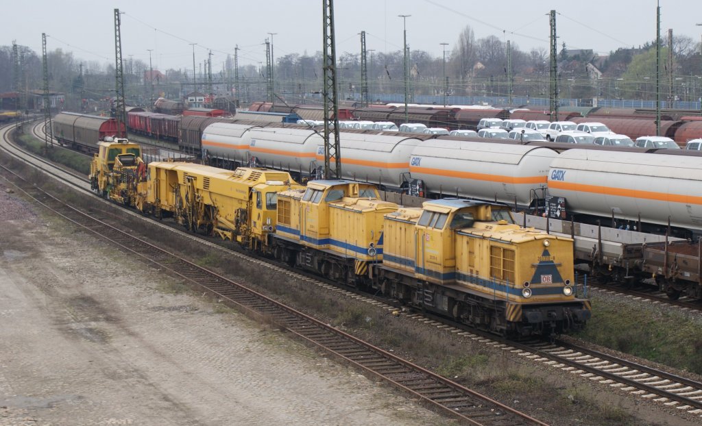203 310-8 in Doppeltraktion mit 203 309-0 der DB Netzinstandhaltung fuhr mit einem kurzen Bauzug am 08.04.2010 auf dem Gterumgehungsgleis durch den Seelzer Rbf.