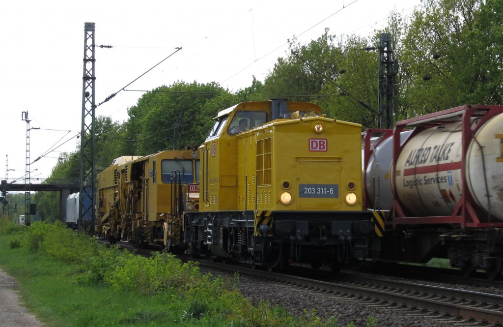 203 311-6 am 15.4.2011 mit einem Bauzug bei Menden.