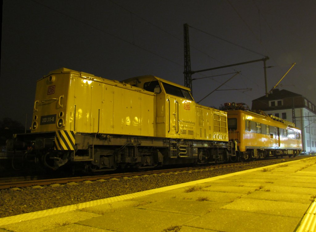 203 311 6 und ein ORT abgestellt im Bahnhof von Schwerin am 22.11.2011