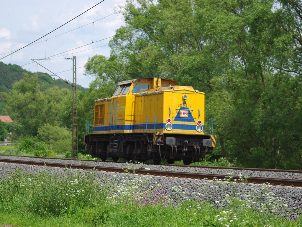 203 311-6 rauscht Lz in Richtung Bebra. Aufgenommen am 06.06.2010 bei Mecklar.