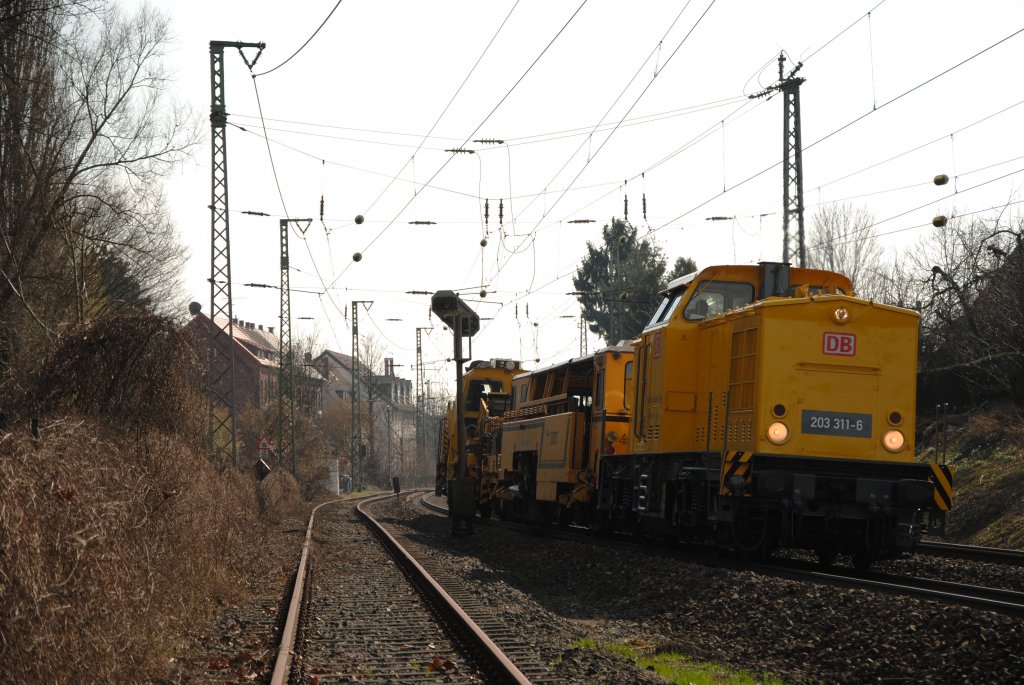 203 311 mit kurzem Bauzug in Solingen am 18.03.2011