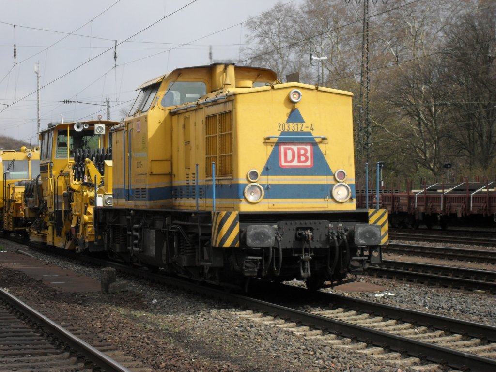 203 312-4 mit Bauzug in Kln West.
