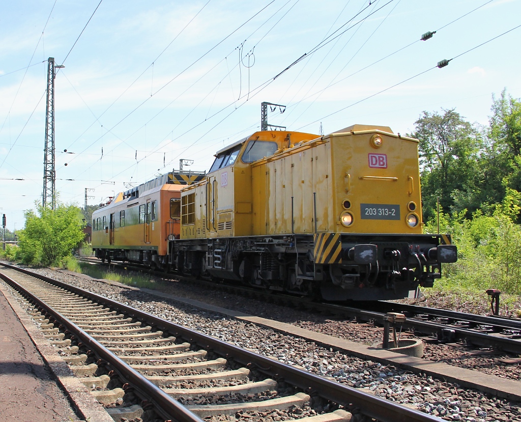 203 313-2 mit 708 325-6 am Haken aus stlicher Richtung kommend passiert den Bahnhof Eichenberg zur Weiterfahrt gen Kassel. Aufgenommen am 26.05.2012.