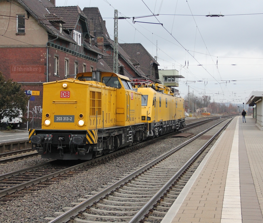 203 313-2 mit 711 204 im Schlepp in Fahrtrichtung Sden. Aufgenommen am 23.11.2012 in Eichenberg.