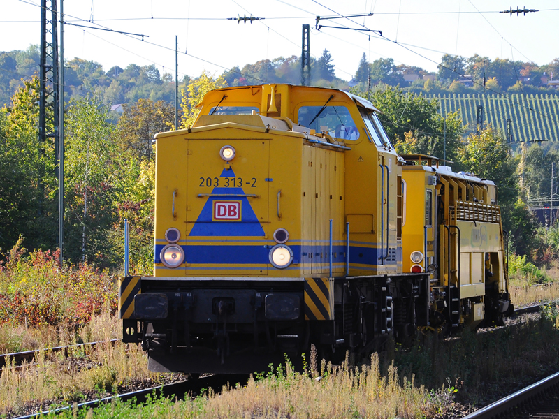 203 313-2 mit einem Bauzug bei der Durchfahrt durch Stuttgart-Mnster Bhf. am 22.09.2010