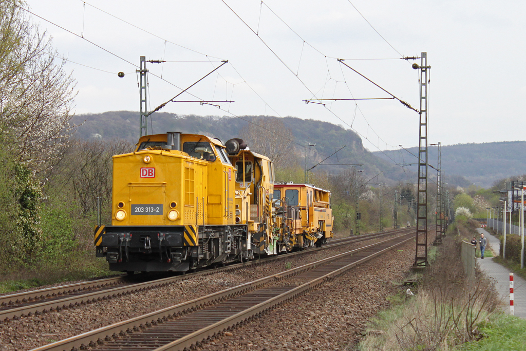 203 313 mit Bauzug am 2.4.12 in Bonn-Limperich.