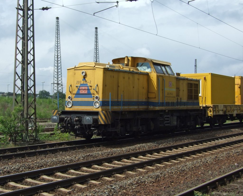 203 315 am 2.5.10 mit Bauzug durch Duisburg-Bissingheim