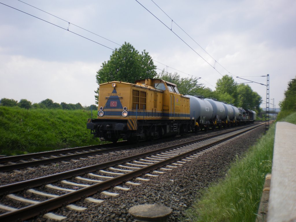 203 315 der DB am 29.05.2010 zwischen Ostheim und Bad Nauheim. Die Lok hat einen Unkrautentfernungszug am Haken.