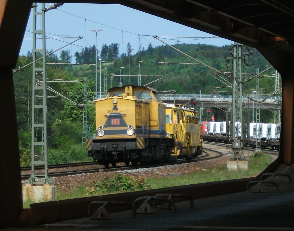 203 315 durchfhrt mit einem Bauzug Pressig-Rothenkirchen Richtung Kronach. Aufgenommen am 2.Juni 2011 durch einen Autowagen.