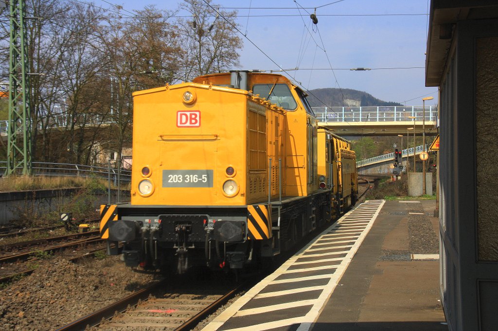 203 316-5 DB kommt mit einem EM-SAT Gleisvormesstriebwagen  durch Bad-Honnef in Richtung Sden bei schnem Sonnenschein.
Und im Hintergrund der Drachenfels am 3.4.2012.