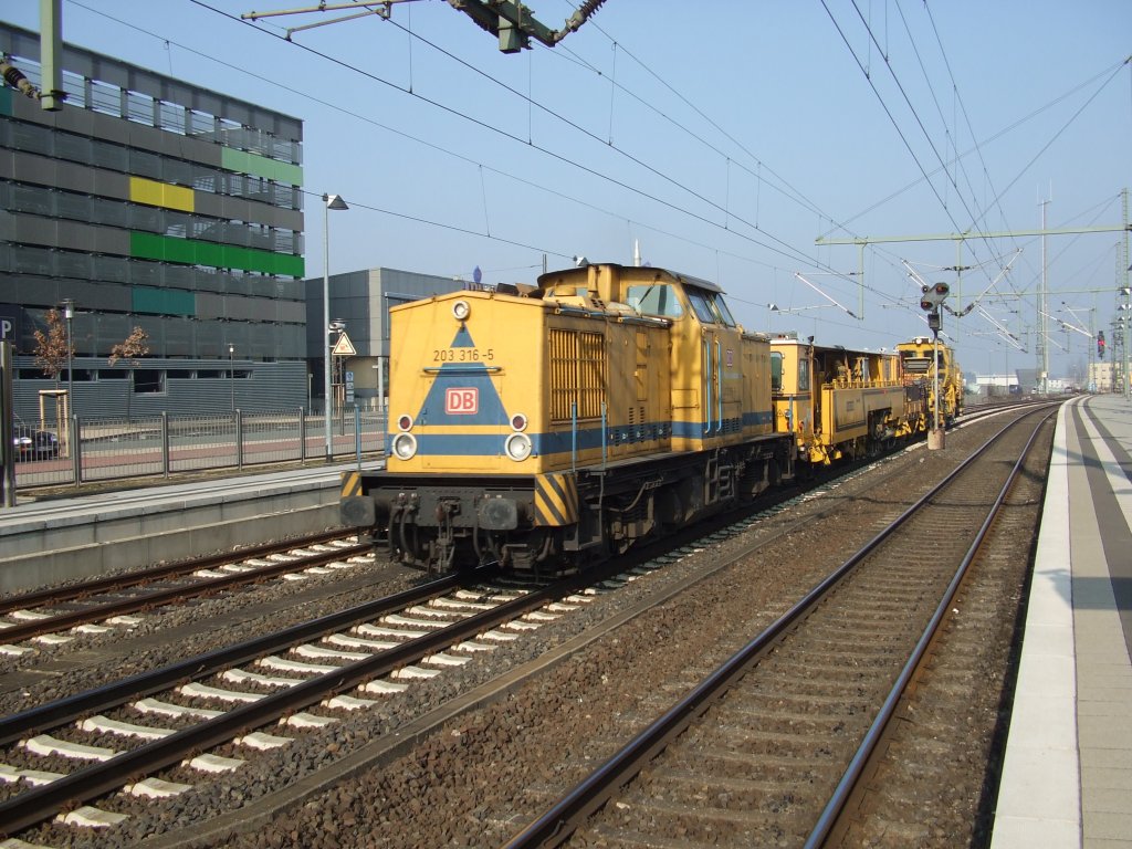 203 316-5 von DB Netz zieht eine Baumaschine von Plasser & Theurer durch Bielefeld. 02.03.2011.