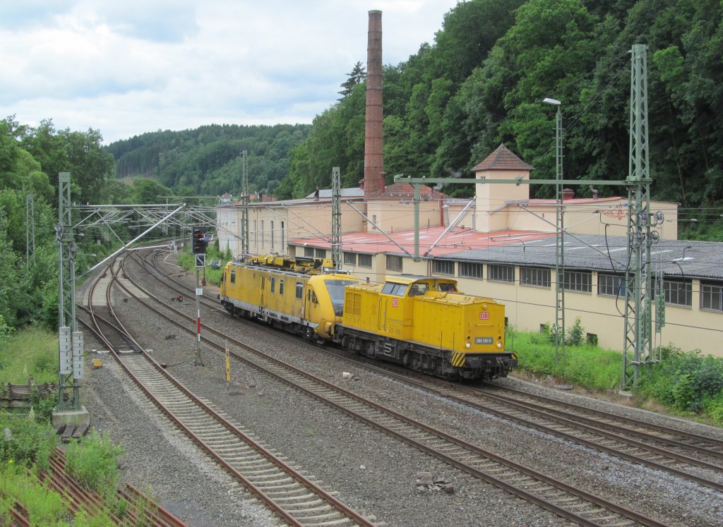 203 316-5 zieht am 26. Juni 2013 den 711 106-5 in den Kronacher Bahnhof.