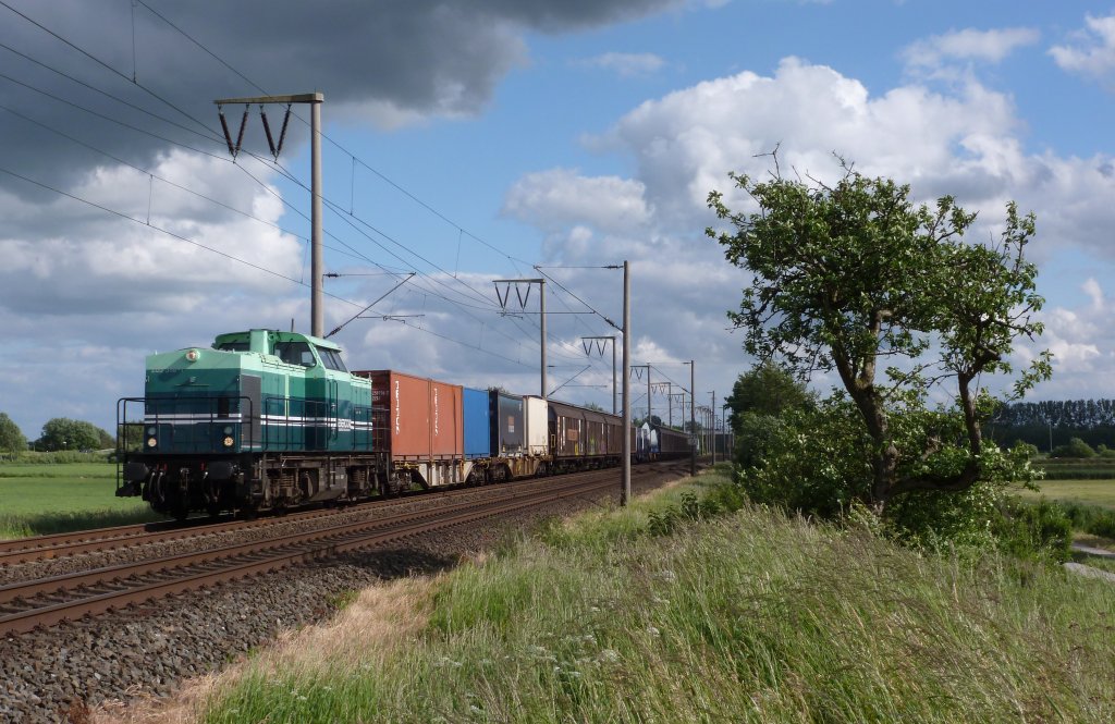 203 318-1 fuhr am 01.06.2012 mit einem Gterzug nach Emden, hier bei Veenhusen.