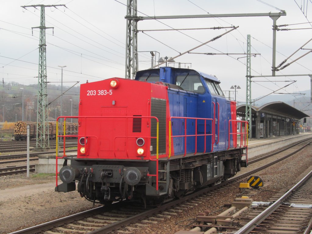 203 383-5 der SBB Cargo durchf�hrt am 21. November 2012 aus Richtung Kronach kommend den Bahnhof Saalfeld (Saale).