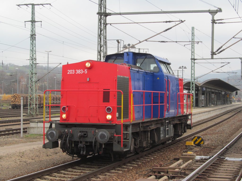203 383-5 der SBB Cargo durchfhrt am 21. November 2012 aus Richtung Kronach kommend den Bahnhof Saalfeld (Saale).