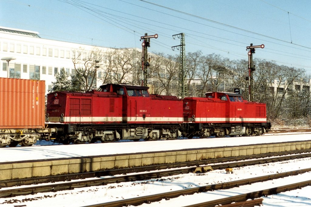203 501 und 505 am 25.02.2001 in N�rnberg-Stein.Die beiden Loks fuhren damals f�r Netlog,besser bekannt unter dem Markennamen boxxpress.