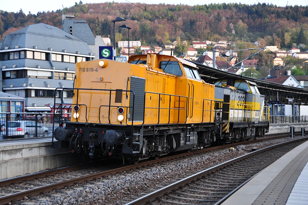203 619 [110 619]+ 203 001 der SGL durchfahren den Bf Mosbach am 24.04.2010