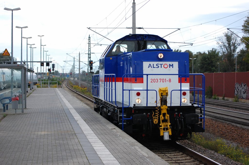 203 701-8 Hybrid-Lok ex DR 202 490 der Alstom als LZ in Rathenow in Richtung Wustermark. 17.09.2010