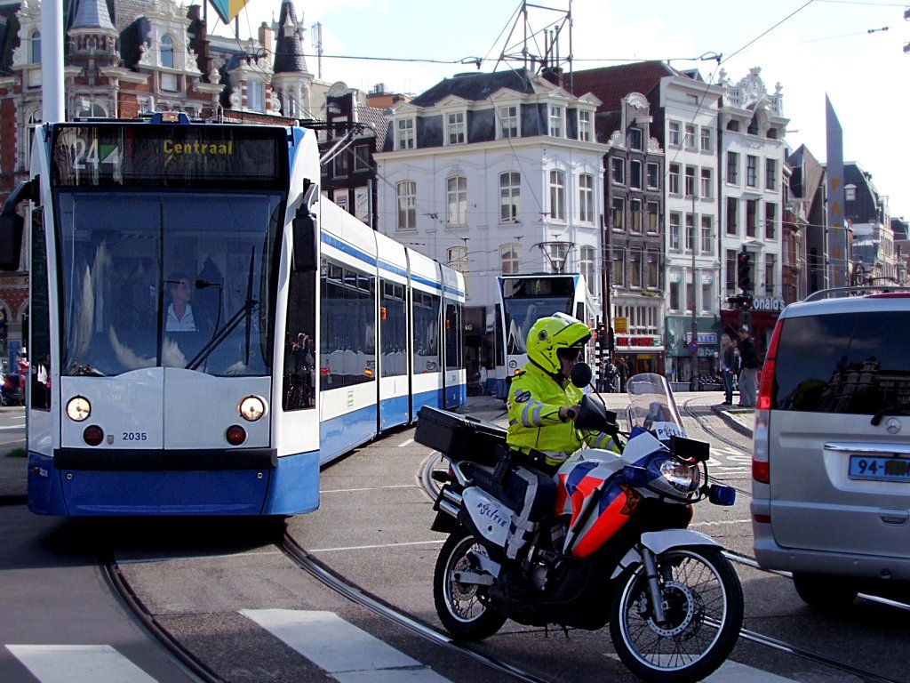 2035 steuert als L24 die Haltestelle Muntplein an, w�hrenddessen sich die Politie den Mercedesbus zu einer Kontrolle auserkoren hat;100903