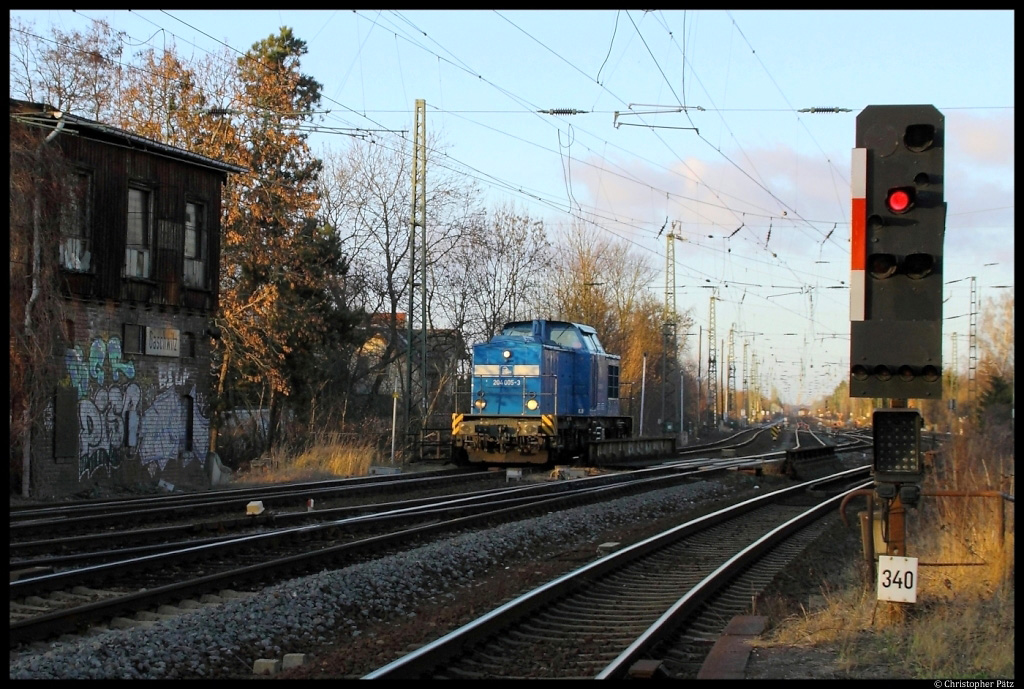 204 005-3 der Press rollt am 14.1.2012 in den Bahnhof Gaschwitz. Rechts das als Zwergsignal ausgefhrte Ausfahrsignal 340.