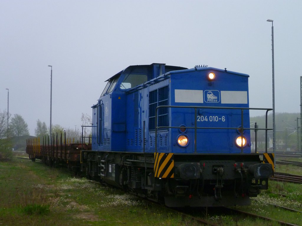 204 010 wartete am 02.05.13 in Plauen/V. oberer Bahnhof auf ihren Arbeitseinsatz.