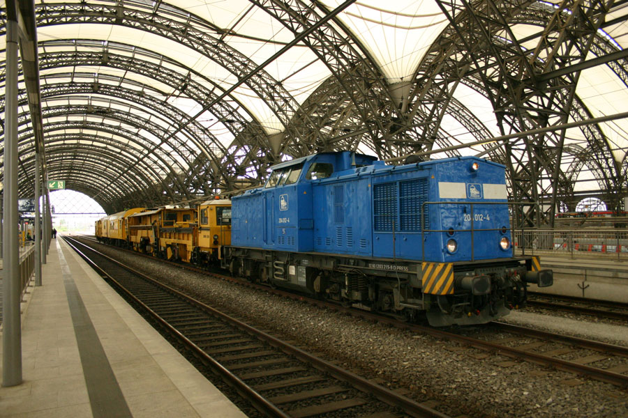 204 012-4 der Pressnitztalbahn steht mit einem Bauzug im Dresdner Hbf. 01.06.2010