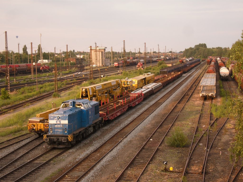 204 012-4 steht am 10.06.2011 mit einem Schwellenzug auf der sdlichen Seite des Rangierbahnhofes Leipzig-Engelsdorf
