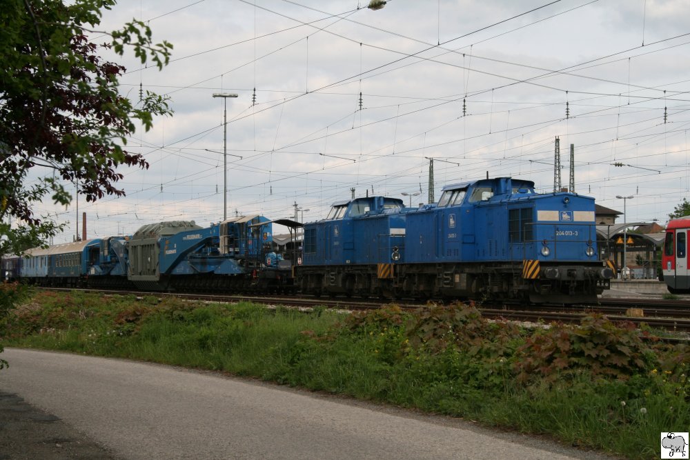204 013-3 und 204 031-1 der Pressnitztalbahn stehen vor einen Trafotransportwagen mit Begleitzug des Unternehmens Felbermayr im Bahnhof Lichtenfels, und warten auf die Abfahrt um 22.30 Uhr, am 16. Mai 2010. 