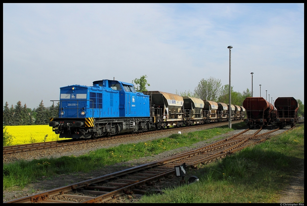 204 016-0 der Press mit einem Leerzug zum Steinbruch im Bahnhof Lptitz. (30.04.2012)
